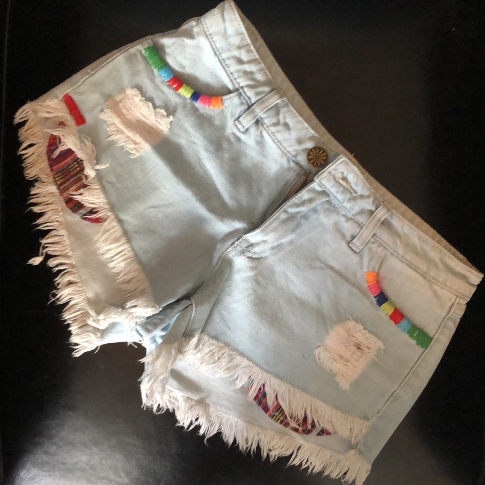 Cut off shorts with embroidery details